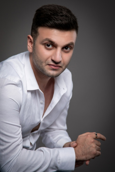 Режиссёр Мэтью Мканна