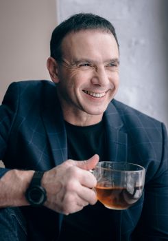 Сценарист, писатель, режиссер, актер Александр Эрлих