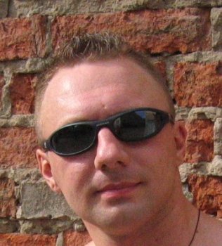 Сценарист Алек Кон