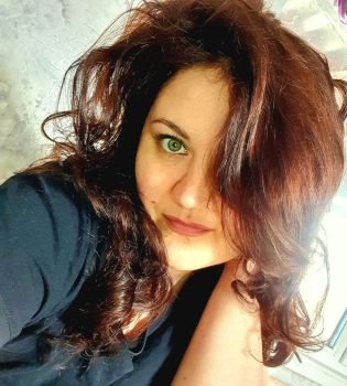 Сценарист Аврора Гольдштейн