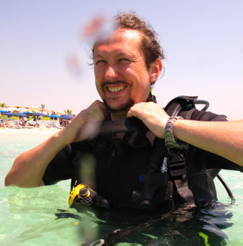 телевизионный сценарист, режиссёр Максим Бухтеев