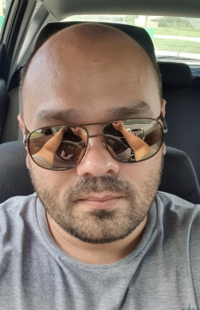 Сценарист Тим Урва